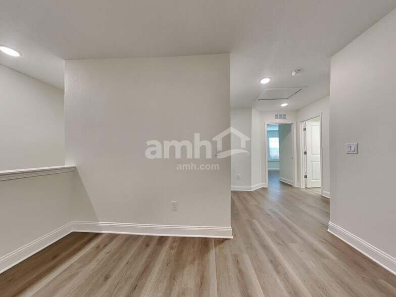 Building Photo - 11637 Hillside Dr