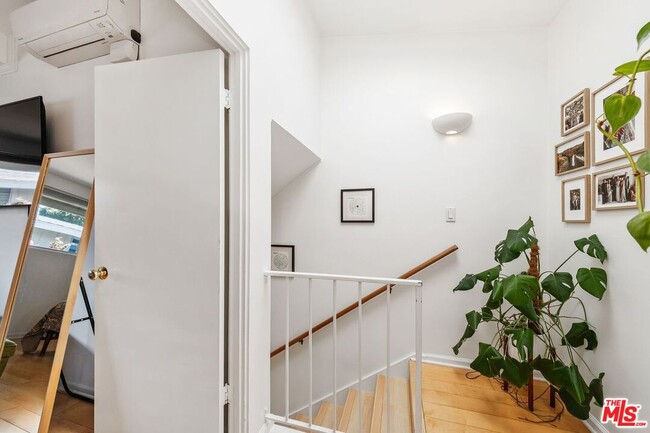 Building Photo - 4040 Grand View Blvd