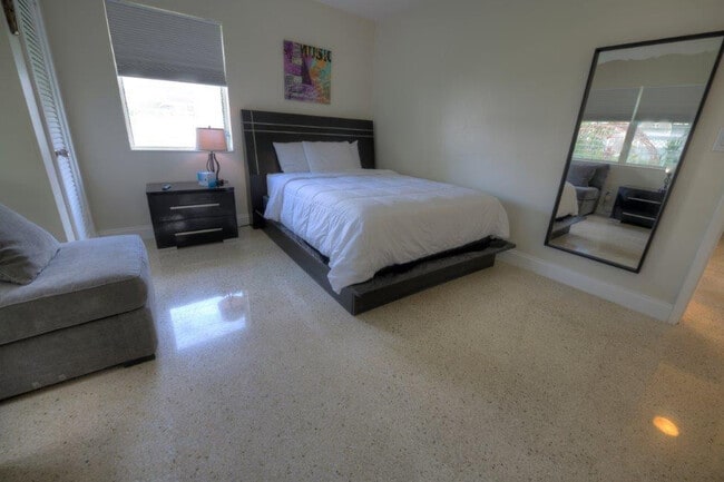 Building Photo - 3201 NE 23rd St