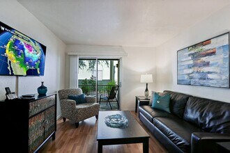Building Photo - Furnished One Bedroom in trendy Melrose Di...