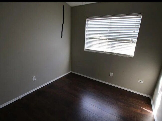 Building Photo - 1618 Beach Ln