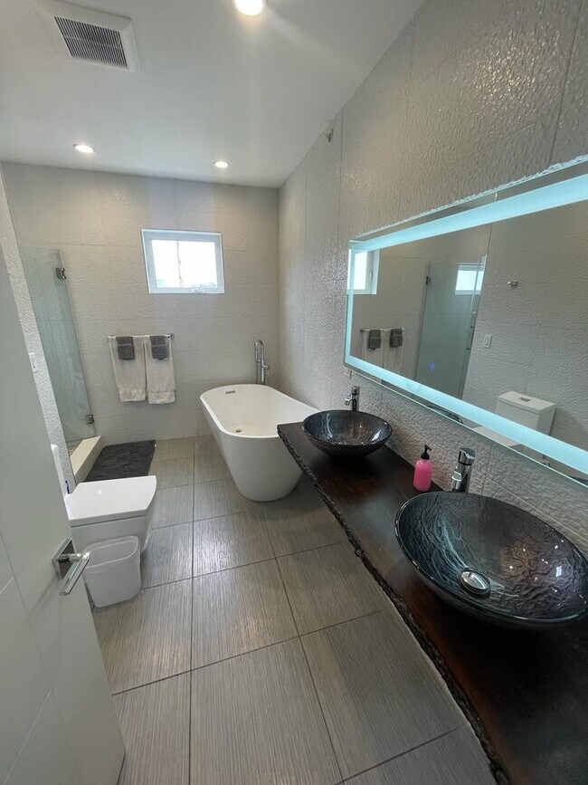 Building Photo - 1209 S 26th St