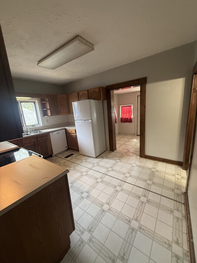 Building Photo - 1707 E Memorial Dr