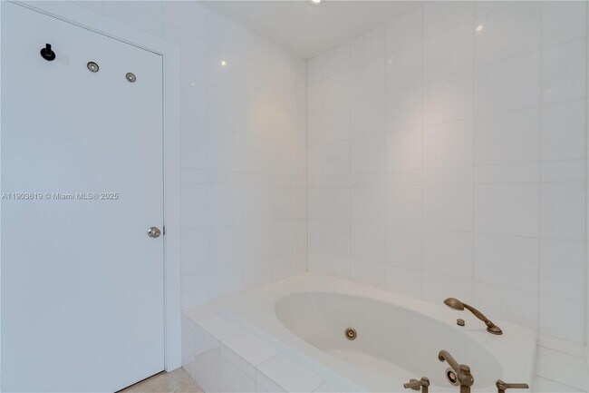 Building Photo - 525 Ridgewood Rd