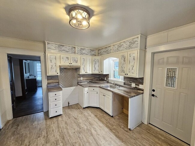 Building Photo - Updated 2 Bedroom (with flex/office space), 2.5 Bath Home with Attached Garage – $1,695/Month