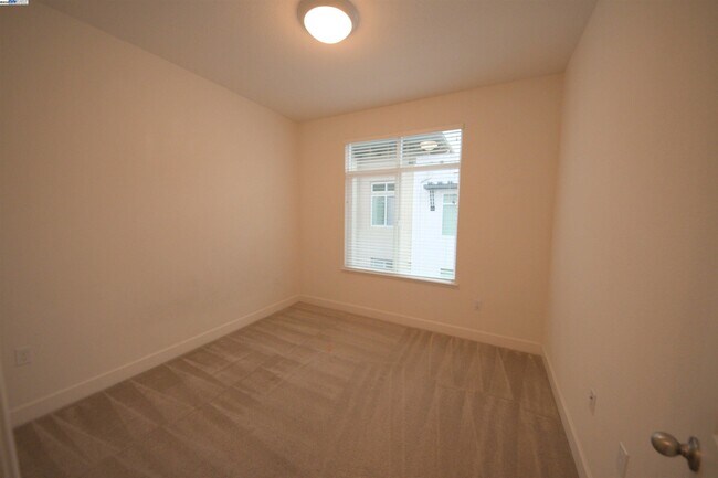 Building Photo - 5530 Esprit Way