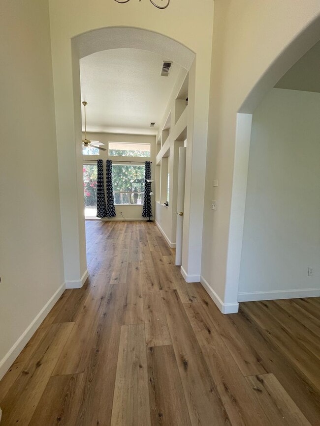 Building Photo - NEWLY LISTED & READY TO DAZZLE!