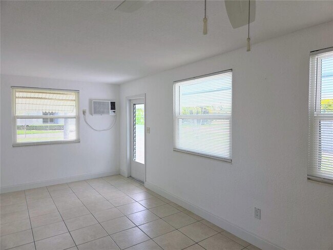 Building Photo - 6931 Hibiscus Ave S