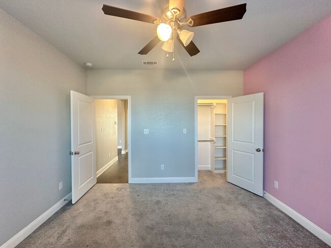 Building Photo - Available Now! Stunning 3 Bed 2 Bath in So...