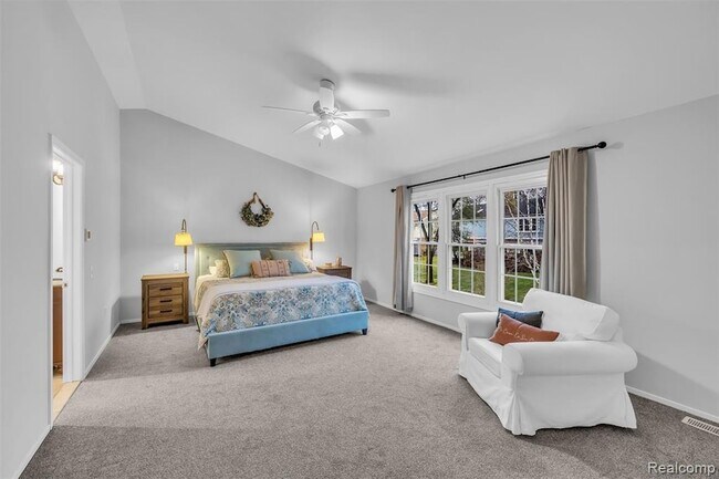 Building Photo - 45077 Roundview Dr