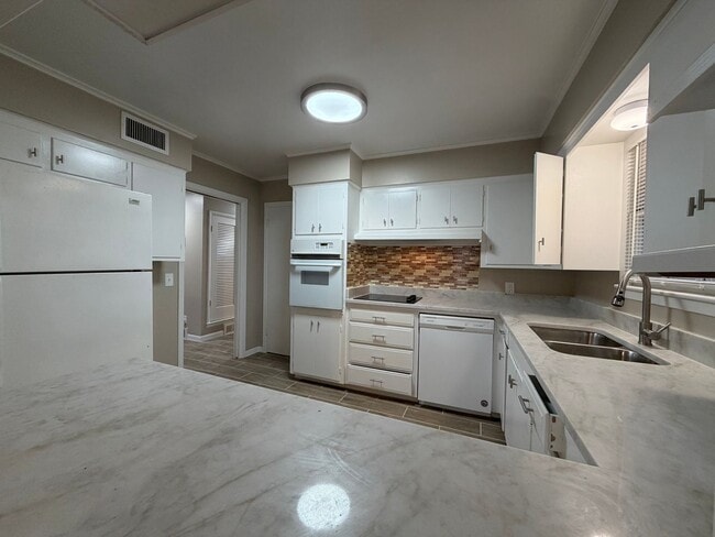 Building Photo - AVAILABLE NOW 2 BEDROOM 2 BATH DUPLEX IN TCU AREA