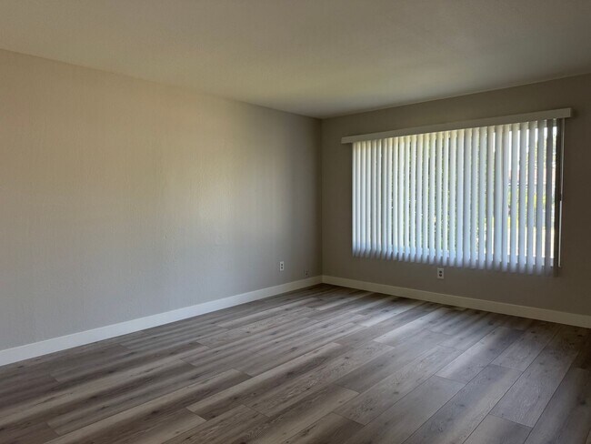 Building Photo - Beautiful and renovated 4 Bed 2 Bath in Sacramento!