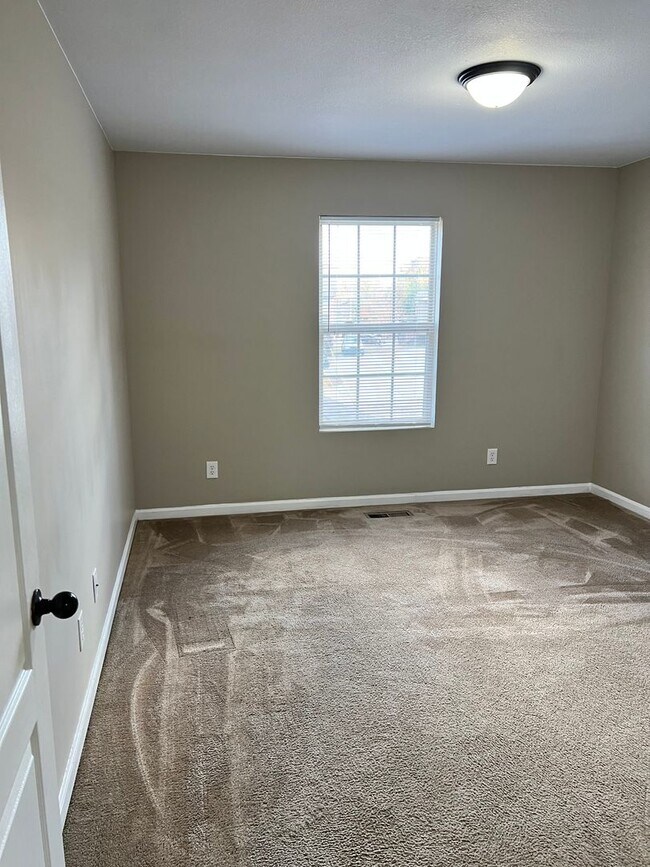 Building Photo - 3 bed/2bath Townhome freshly painted!