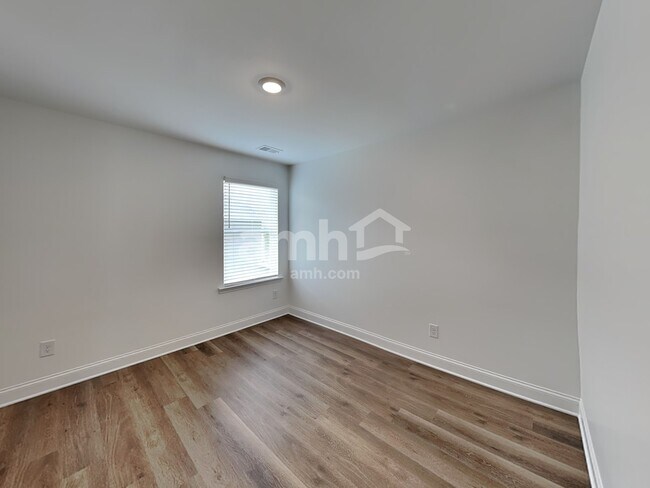 Building Photo - 1036 Highland Walk