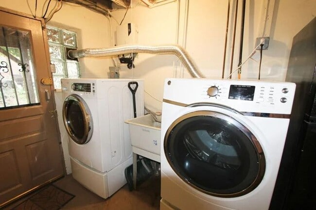 Building Photo - 254 Meehan Ave