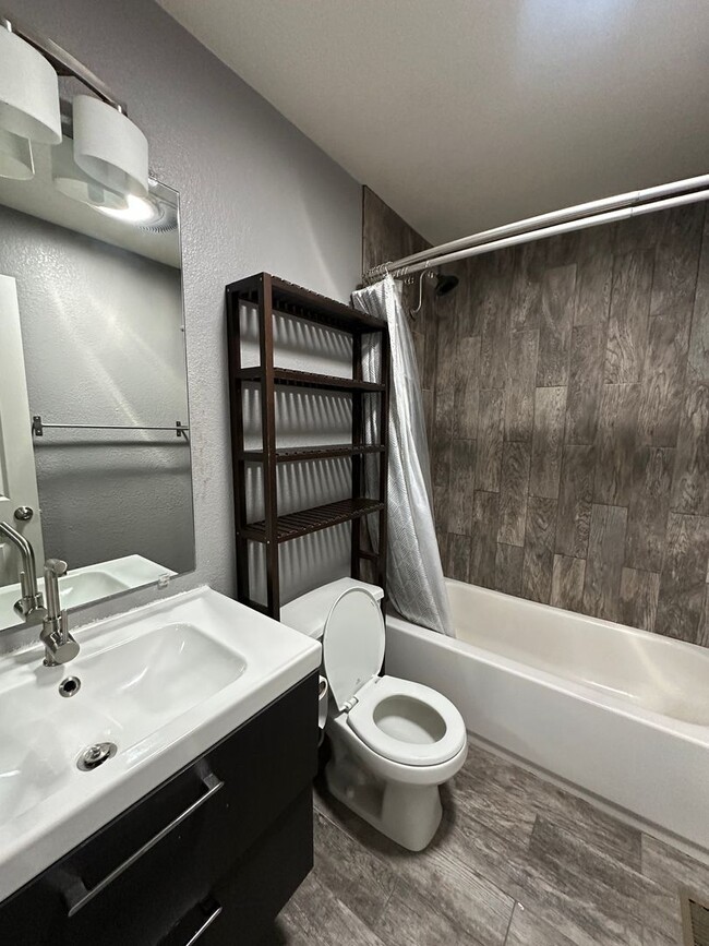 Building Photo - 5 bedroom single family house in Englewood