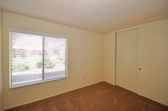 Building Photo - Lovely single level end unit in Tanglewood...