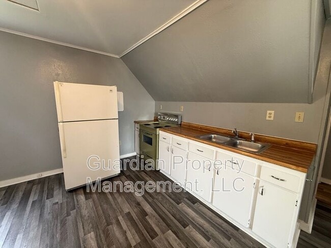 Building Photo - 409.5 E 3rd St