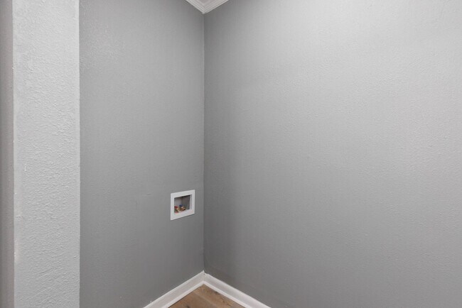 Building Photo - 3 Bedroom, 2 Bath in North Pratt