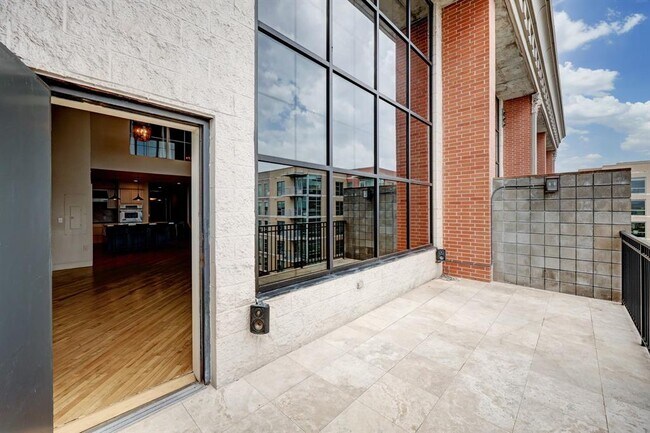 Building Photo - 1025 S Shepherd Dr