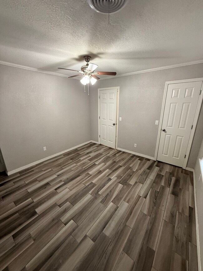 Building Photo - 819 Hardy Springs Cir