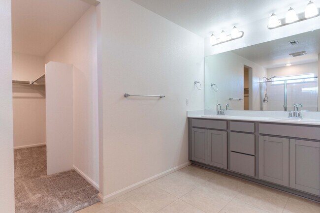 Building Photo - Available NOW! 4 Bedroom 3 Bath Beautiful Home