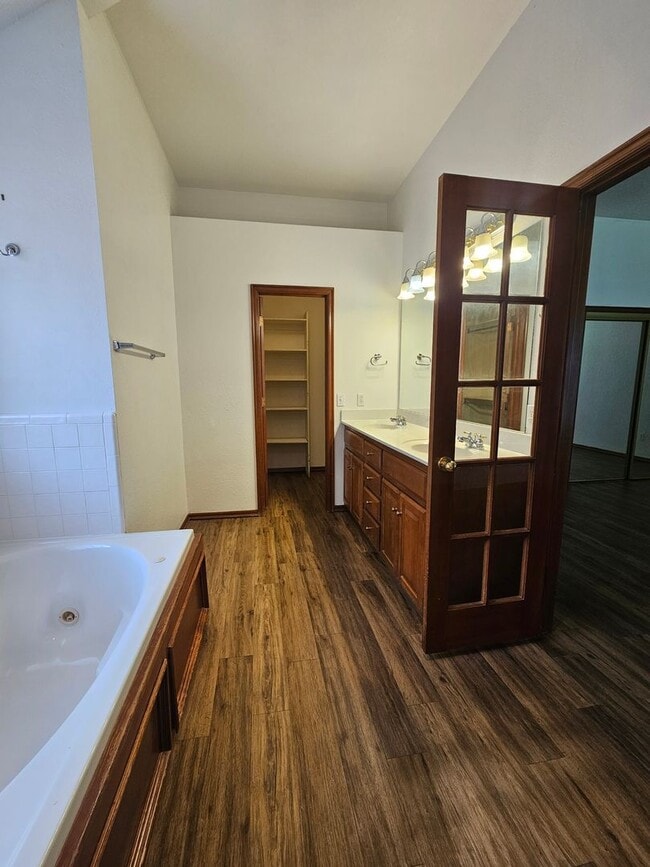 Building Photo - (3) Bed/(2) Bath in West Norman's Castlero...
