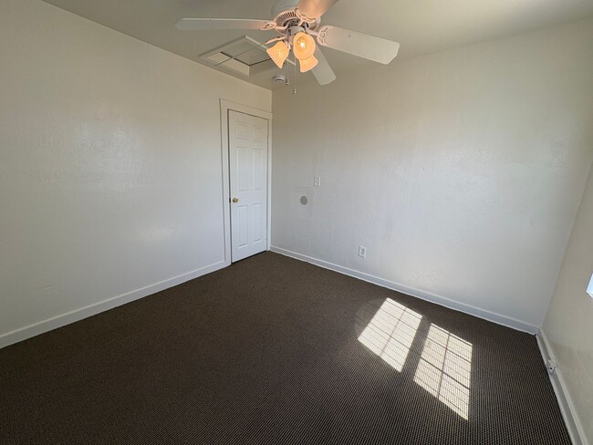 Building Photo - Cozy Hanford Home Available Now!