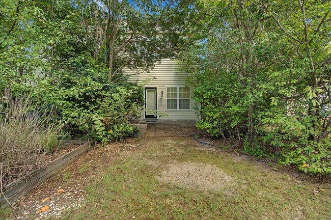 Building Photo - Townhome in Desirable Hedingham Community