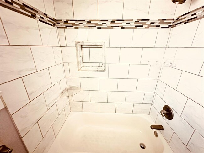 Building Photo - 916 E 37th St