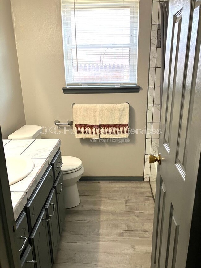 Building Photo - 1706 Surrey Pl