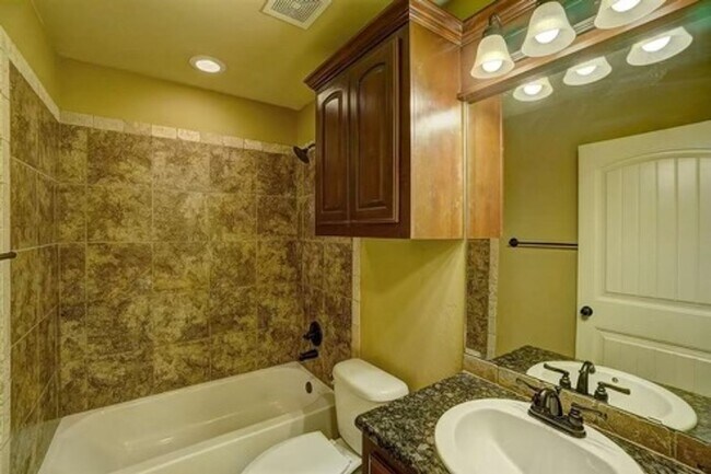 Building Photo - 7904 SW Powell Ct