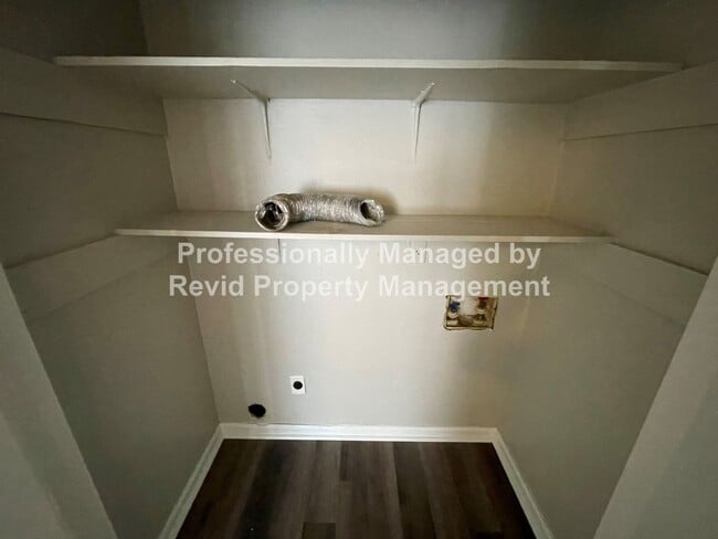 Building Photo - Charming 3 Bedroom Home!