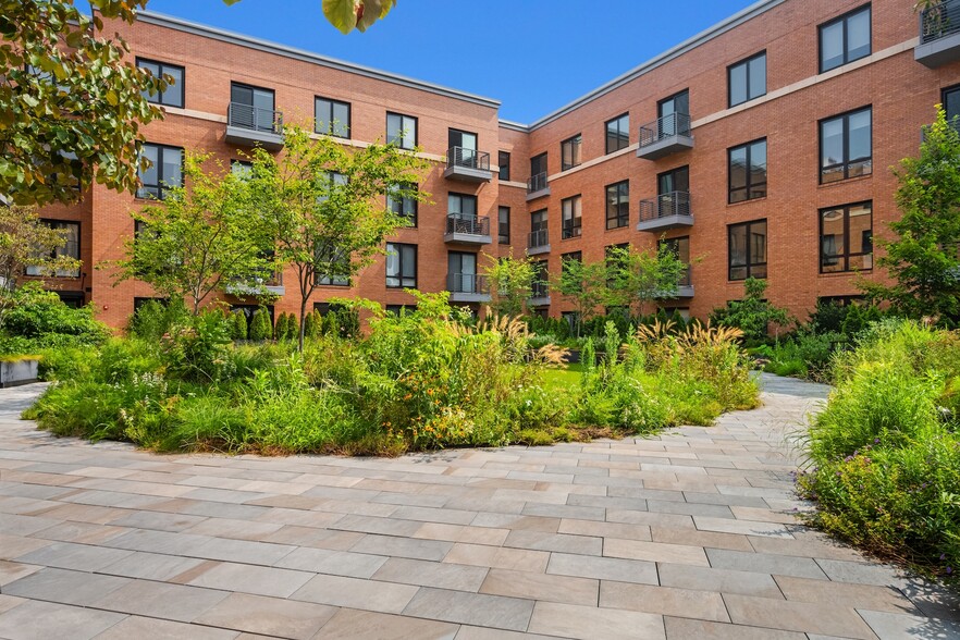 Primary Photo - Taylor/Vose