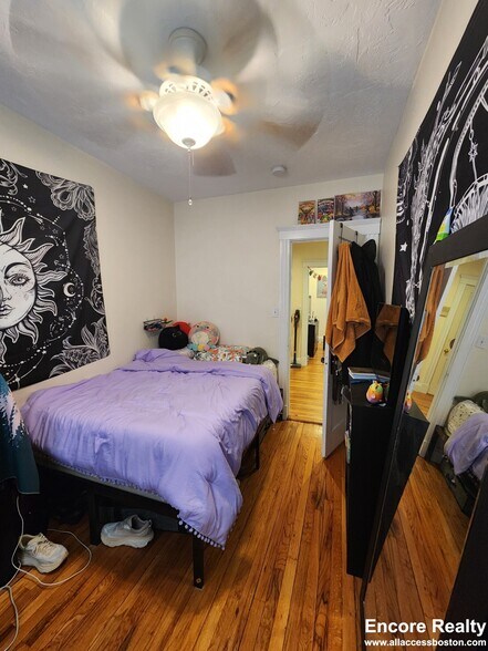 Building Photo - 208 Kelton St