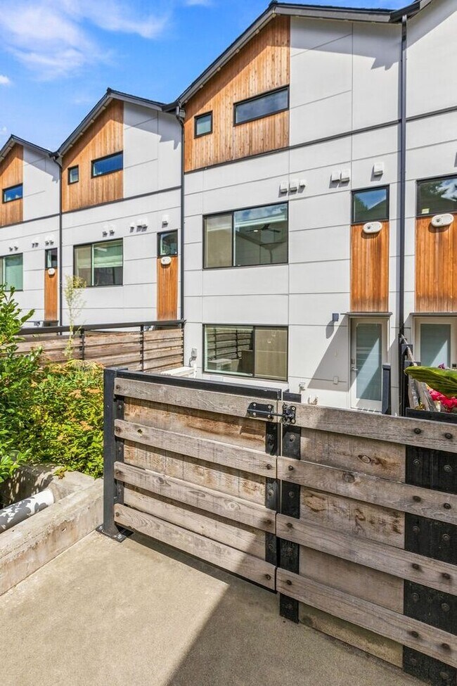 Building Photo - ULTRA-MODERN Air Conditioned Townhome in Beacon Hill (1st Month Free)
