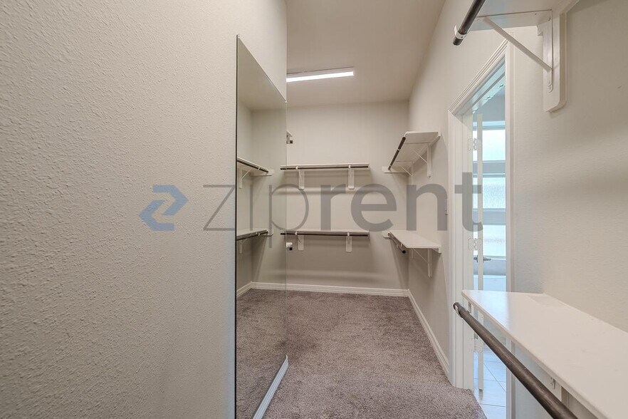 Building Photo - Unit