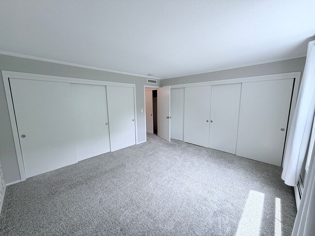 Building Photo - Large 1BR Condo with Patio, Heated Parking, Pool, Sauna & Tennis Courts!