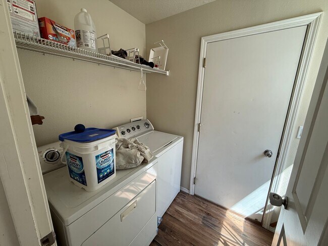 Building Photo - Fantastic 3 Bed/2.5 Bath Single Family Home in SE Bend