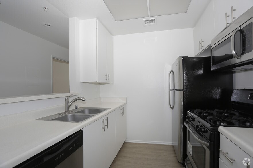 1BR, 1BA - 650-700 SF - Hauser Apartments