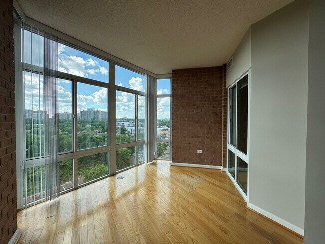 Building Photo - Bright 1 Bed 1 Bath Condo With Sunroom In ...