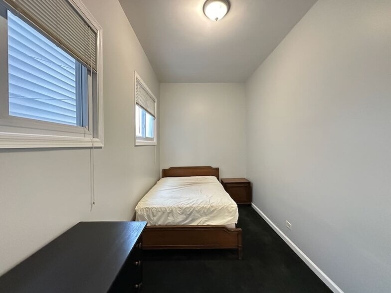 Building Photo - 1829 W Melrose St