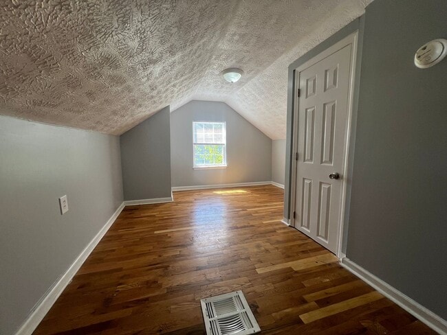 Building Photo - 3 bedroom, 1 bath home