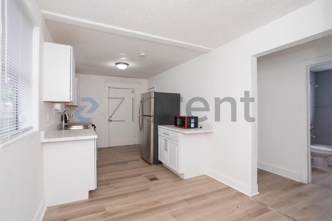 Building Photo - Unit
