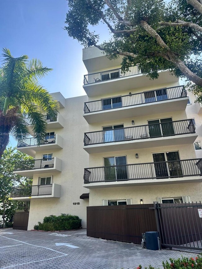 Primary Photo - 1918 Brickell Ave