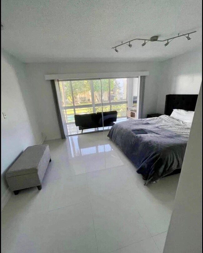 Building Photo - 209 Waterway Dr S