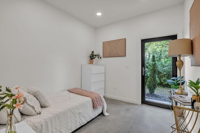 Building Photo - 559 S Lyerly St