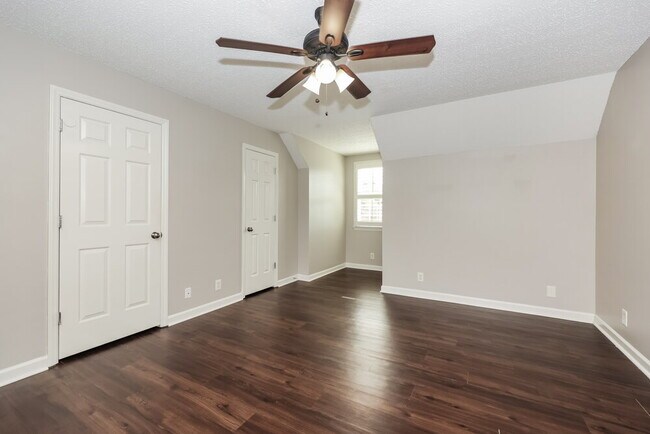 Building Photo - 1106 Victoria Dr