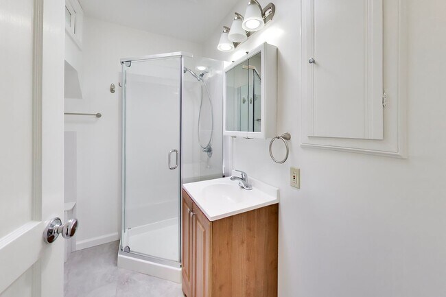 Building Photo - Bright Corner Home with Family Room, Yard & Laundry in Prime Sunset Location!