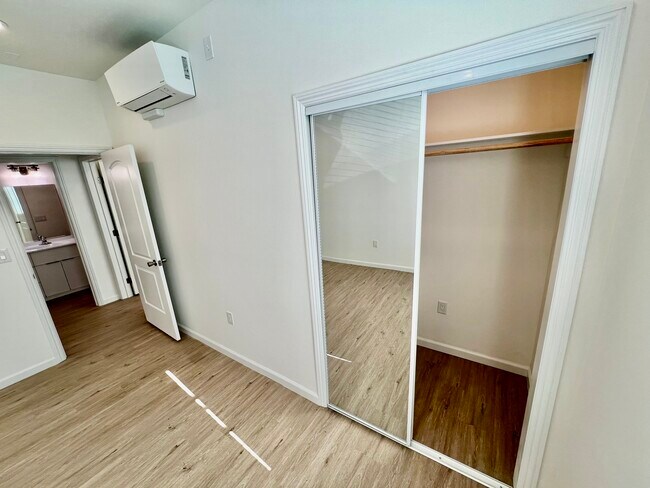 Building Photo - 859 W 43rd Pl